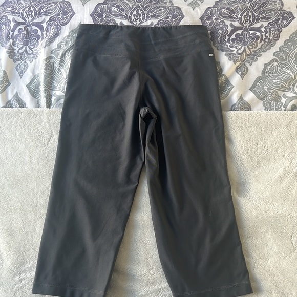 Nike Dri-Fit capri pants - Picture 3 of 6
